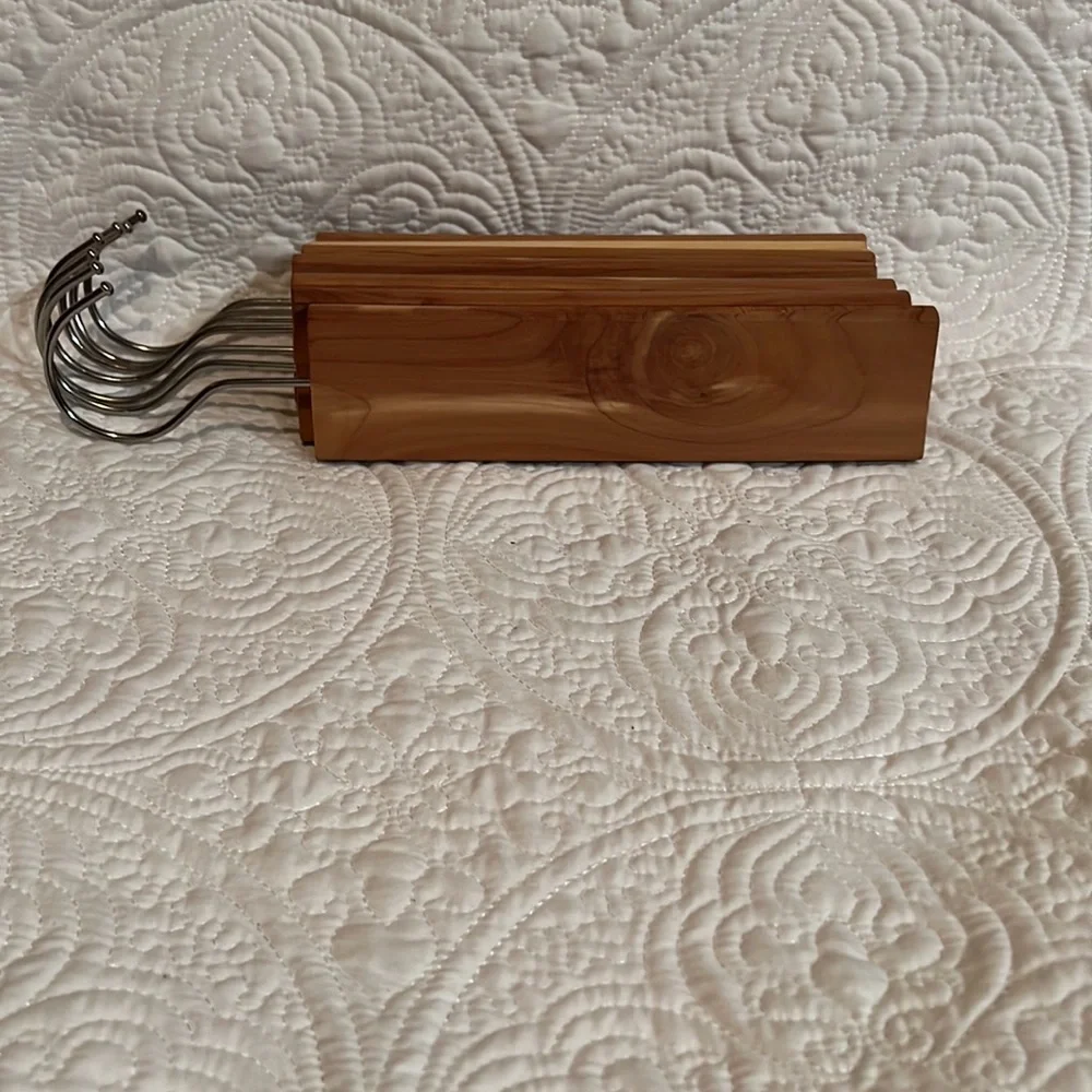 Set of 7 cedar hang ups and‎ 2 fragrance sachets